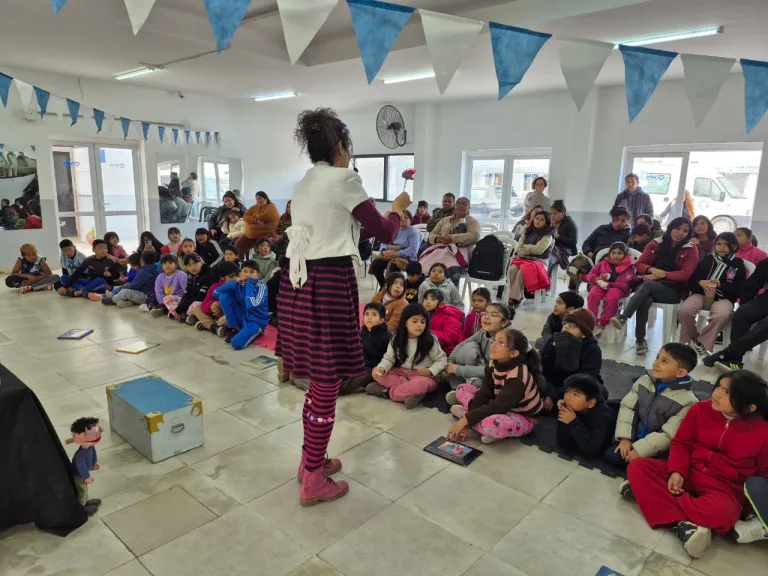 Chicos y grandes disfrutaron de una tarde de teatro y diversión en el CIC de Sta. Cecilia