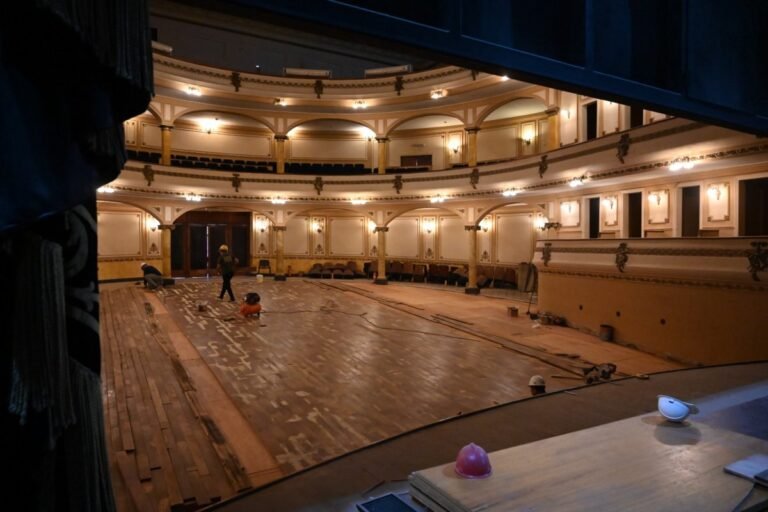 La reconstrucción del Teatro Gualeguaychú avanza con la colocación del piso de pinotea