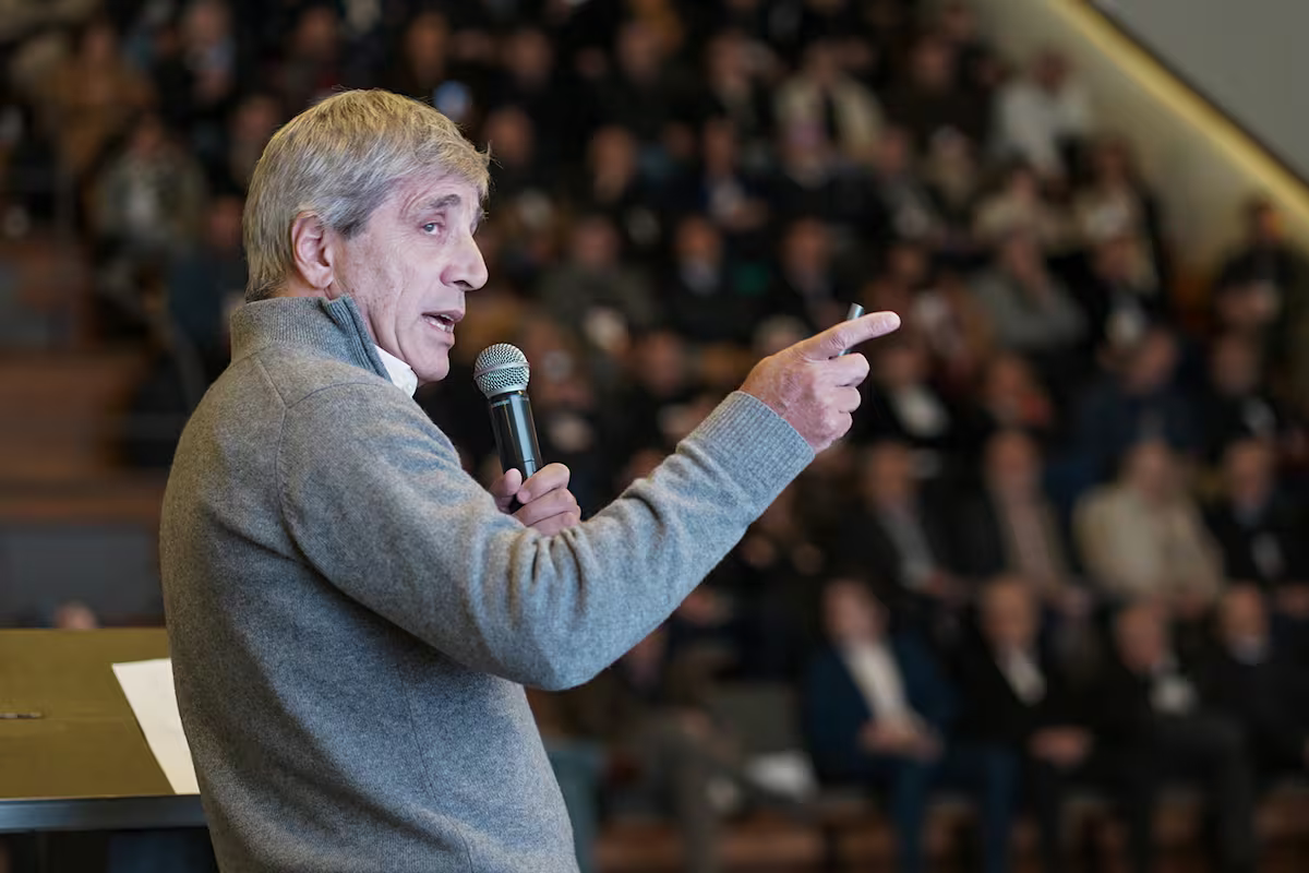 Luis Caputo utilizó el consumo teatral de la calle Corrientes para responder a las críticas económicas