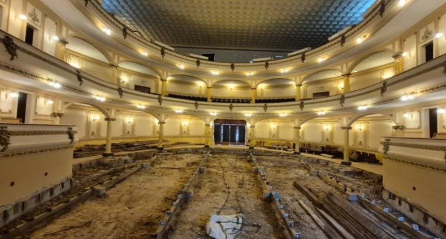 Entre Ríos: Comenzó la remoción del piso del Teatro Gualeguaychú para reparar toda la estructura